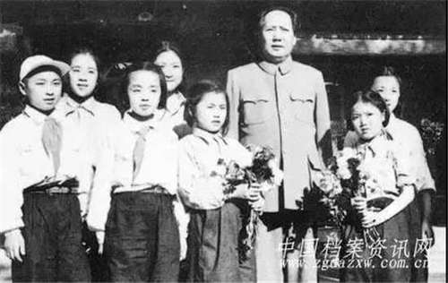 1951年“六一”,毛主席亲切接见八一学校学生代表。.jpg
